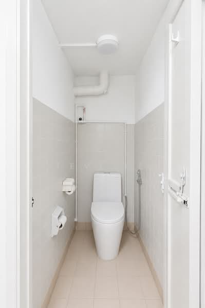 208 Toa Payoh North, 208 Toa Payoh North, 3 Bedrooms, 872 sqft, HDB Flat For Sale, by Steve Lee, 500135212 - Bathroom - PropertyGuru.com.sg
