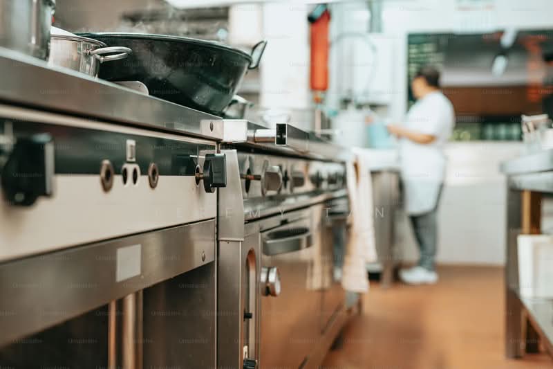 Tras Street / Tanjong Pagar Rd Grd Floor Restaurant Space For Rent, , 1,605 sqft, Food & Beverage For Rent, by Jeremy Tan, 500135245 - Kitchen - CommercialGuru.com.sg