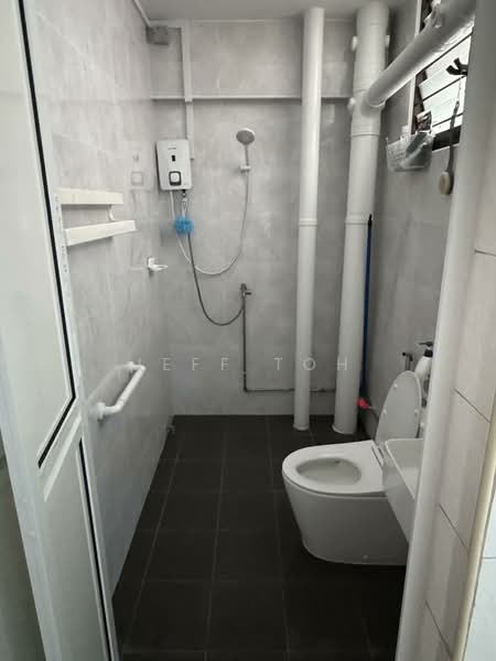 440 Fajar Road, 440 Fajar Road, 3 Bedrooms, 1,292 sqft, HDB Flat For Rent, by Jeff Toh, 500135265 - Bathroom - PropertyGuru.com.sg