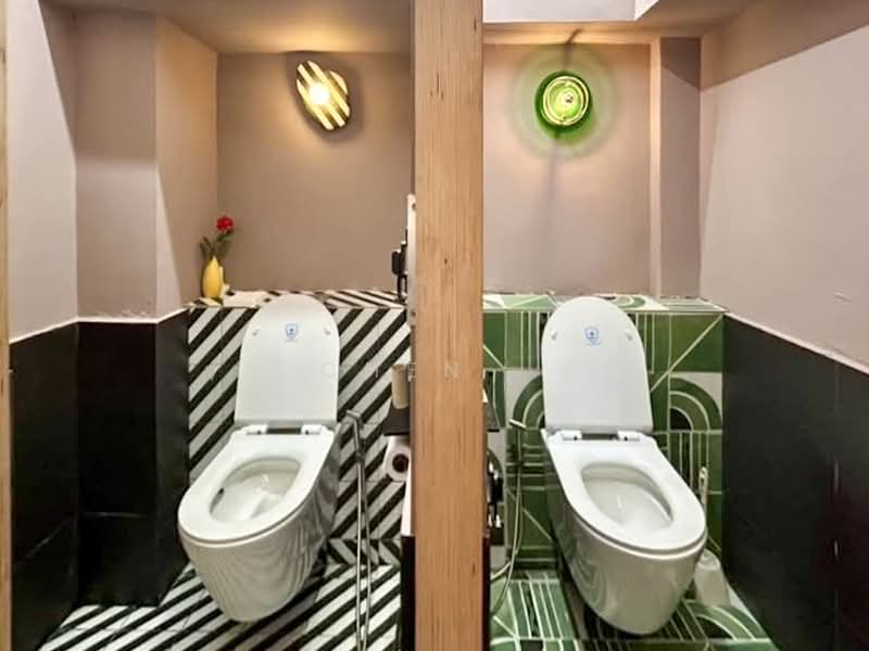 Telok Ayer Vicinity 2 Storey Shophouse with Lift, One Viewing, 5 Comparable Best-Match Units, 3,442 sqft, Shop / Shophouse For Rent, by CHEN ., 500135269 - Bathroom - CommercialGuru.com.sg