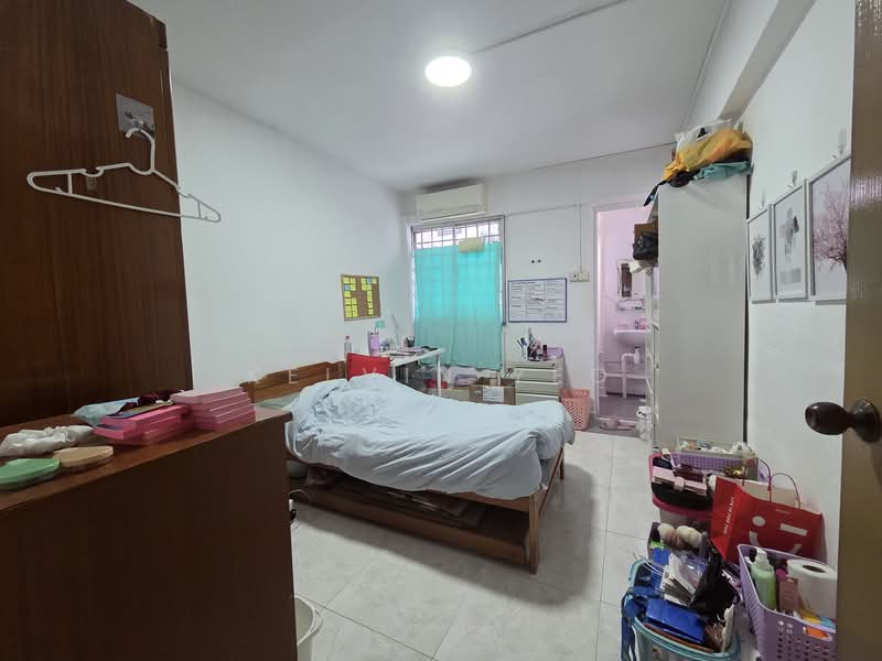 352 Clementi Avenue 2, 352 Clementi Avenue 2, 2 Bedrooms, 721 sqft, HDB Flat For Sale, by Kelvin Yeo, 500135279 - Bedroom - PropertyGuru.com.sg