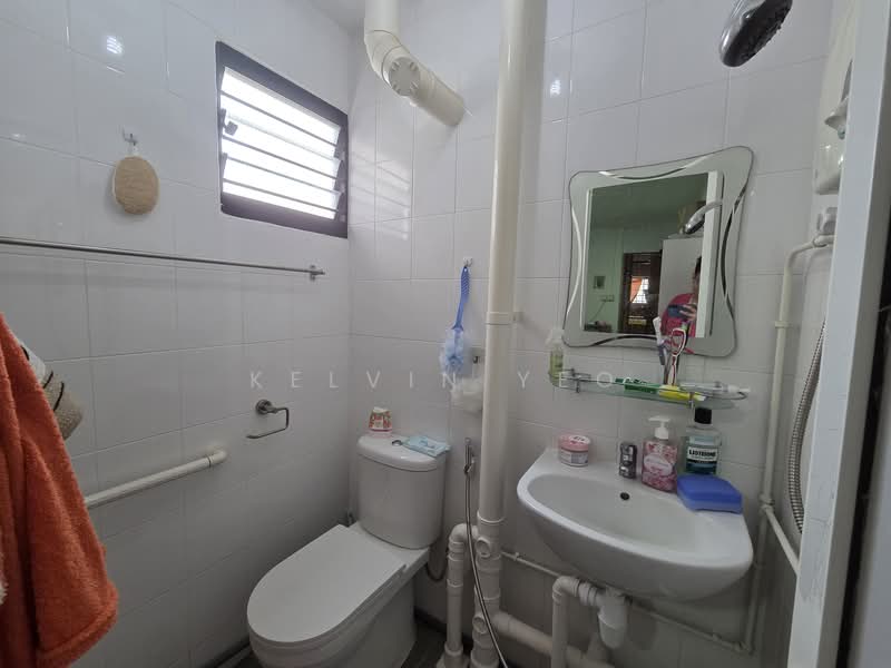 352 Clementi Avenue 2, 352 Clementi Avenue 2, 2 Bedrooms, 721 sqft, HDB Flat For Sale, by Kelvin Yeo, 500135279 - Bathroom - PropertyGuru.com.sg
