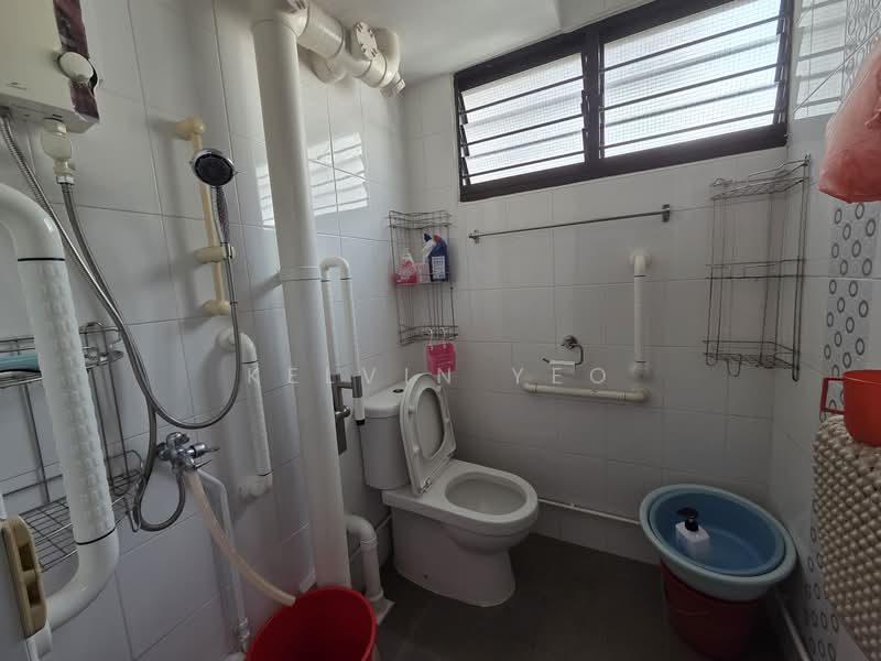 352 Clementi Avenue 2, 352 Clementi Avenue 2, 2 Bedrooms, 721 sqft, HDB Flat For Sale, by Kelvin Yeo, 500135279 - Bathroom - PropertyGuru.com.sg