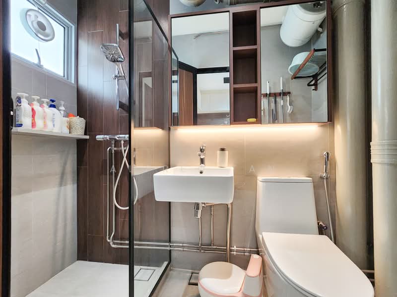 114 Lengkong Tiga, 114 Lengkong Tiga, 4 Bedrooms, 1,292 sqft, HDB Flat For Sale, by Alfred Tan, 500135287 - Common Bathroom - PropertyGuru.com.sg