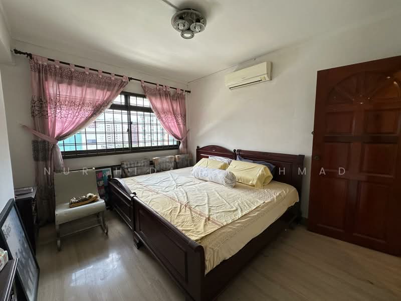 726 Tampines Street 71, 726 Tampines Street 71, 4 Bedrooms, 1,334 sqft, HDB Flat For Sale, by Nur Hidayah Ahmad, 500135294 - Common Bedroom. Total 4 rooms - PropertyGuru.com.sg