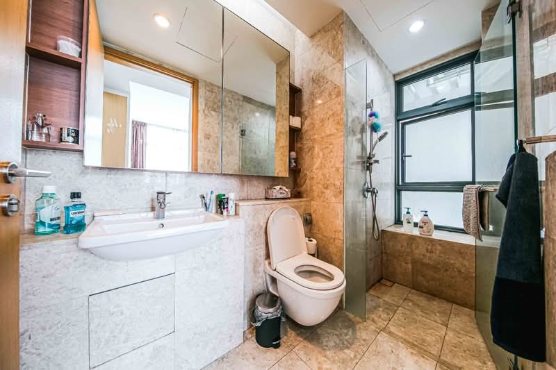 Soleil @ Sinaran, 6 Sinaran Drive, 2 Bedrooms, 936 sqft, Condominium For Rent, by Rosalind Teow, 500135306 - Bathroom - PropertyGuru.com.sg