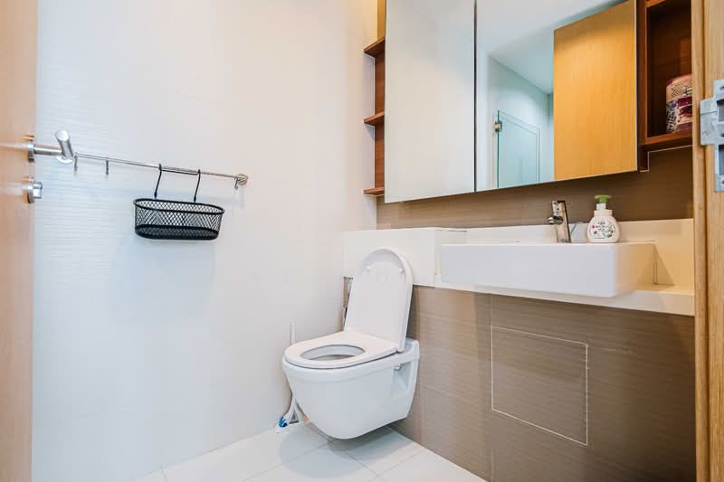 Soleil @ Sinaran, 6 Sinaran Drive, 2 Bedrooms, 936 sqft, Condominium For Rent, by Rosalind Teow, 500135306 - Bathroom - PropertyGuru.com.sg