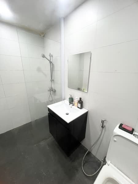 Orchard Towers, 1 Claymore Drive, Room Rental, 120 sqft, Apartment For Rent, by Alan Loh, 500135362 - Bathroom - PropertyGuru.com.sg