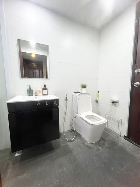 Orchard Towers, 1 Claymore Drive, Room Rental, 120 sqft, Apartment For Rent, by Alan Loh, 500135362 - Bathroom - PropertyGuru.com.sg
