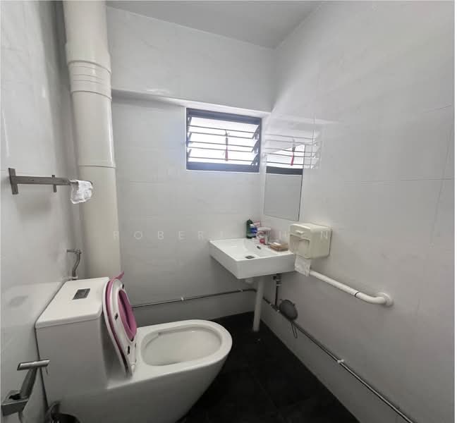 846 Yishun Ring Road, 846 Yishun Ring Road, 4 Bedrooms, 1,442 sqft, HDB Flat For Sale, by Robert Chen, 500135364 - Bathroom - PropertyGuru.com.sg