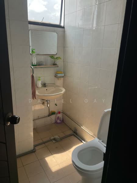 Tat Ann Building, 40 Jalan Pemimpin, Ang Mo Kio / Bishan / Thomson, 1,850 sqft, Light Industrial (B1) For Rent, by Daniel Gay, 500135375 - Bathroom - CommercialGuru.com.sg