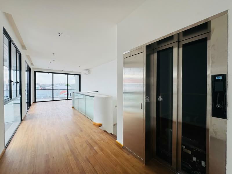 Brand New with Lift and Pool, park 5 cars inside - call 8130 3636 to view now!, Near to Serangoon mrt & Nex shopping mall, 6 Bedrooms, 9,422 sqft, Semi-Detached House For Sale, by Kim Yan 金燕, 500135379 - Corridor - PropertyGuru.com.sg
