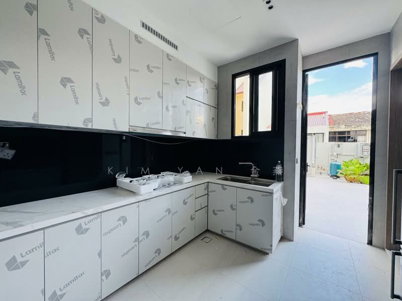 Brand New with Lift and Pool, park 5 cars inside - call 8130 3636 to view now!, Near to Serangoon mrt & Nex shopping mall, 6 Bedrooms, 9,422 sqft, Semi-Detached House For Sale, by Kim Yan 金燕, 500135379 - PropertyGuru.com.sg
