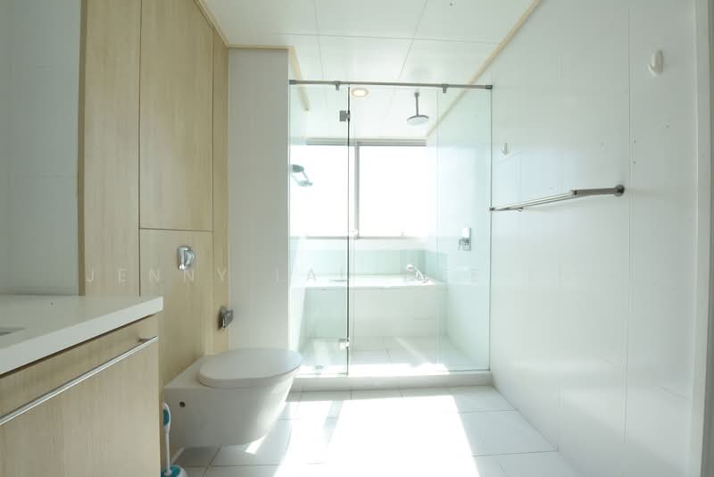 The Sail @ Marina Bay, 6 Marina Boulevard, 4 Bedrooms, 2,200 sqft, Condominium For Rent, by Jenny Lau Wee Eng, 500135404 - Master Bathroom - PropertyGuru.com.sg