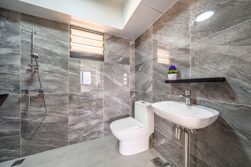 464A Bukit Batok West Avenue 8, 464A Bukit Batok West Avenue 8, 4 Bedrooms, 1,216 sqft, HDB Flat For Sale, by Dhaneswery (Dhanes), 500135457 - Bathroom - PropertyGuru.com.sg