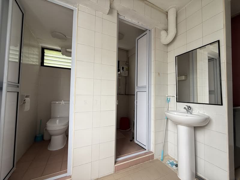 169 Stirling Road, 169 Stirling Road, 2 Bedrooms, 753 sqft, HDB Flat For Rent, by Austin Quek, 500135464 - Bathroom - PropertyGuru.com.sg