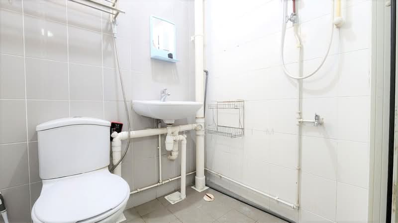 491 Jurong West Avenue 1, 491 Jurong West Avenue 1, 2 Bedrooms, 721 sqft, HDB Flat For Sale, by Esther Sim, 500135478 - Bathroom - PropertyGuru.com.sg
