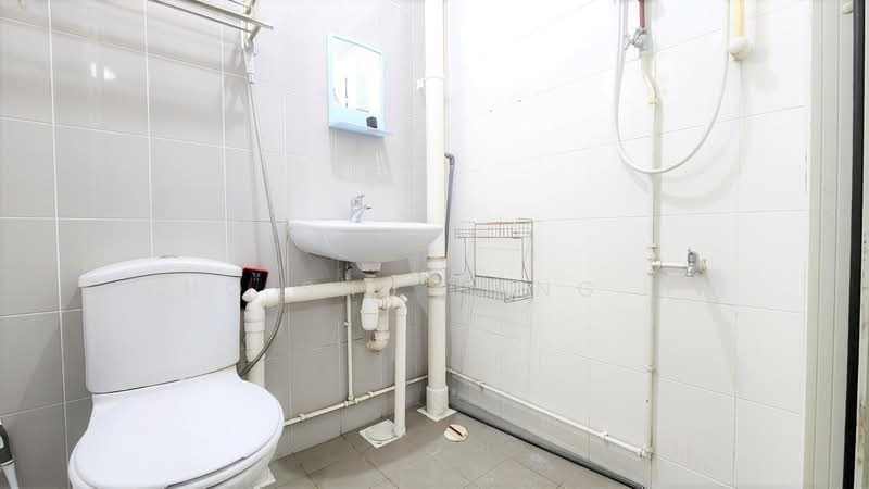 491 Jurong West Avenue 1, 491 Jurong West Avenue 1, 2 Bedrooms, 721 sqft, HDB Flat For Sale, by Ho Shu Fang ., 500135483 - Bathroom - PropertyGuru.com.sg