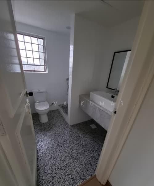 Hua Xin Court, 23A Nallur Road, 3 Bedrooms, 1,970 sqft, Condominium For Sale, by Selva Kumar, 500135567 - Bathroom - PropertyGuru.com.sg