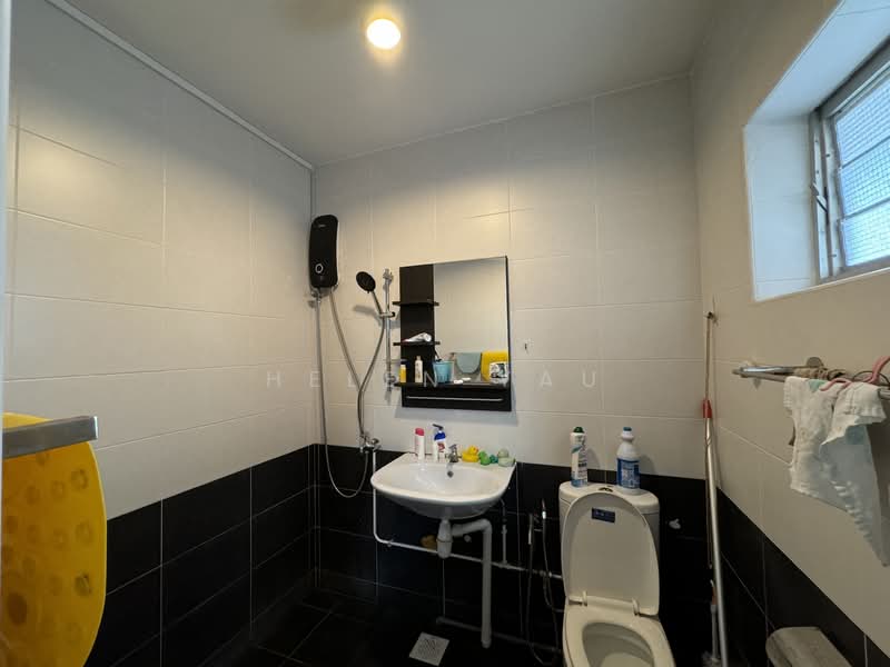 475 Jurong West Street 41, 475 Jurong West Street 41, 2 Bedrooms, 785 sqft, HDB Flat For Sale, by Helen Yau, 500135628 - Bathroom - PropertyGuru.com.sg