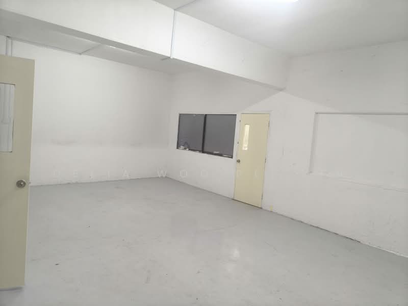 Storage Spaces On Ground Level Near Tai Seng MRT Station For Lease!, Irving Road, 500 sqft, Warehouse For Rent, by Delia Woo Pei Yin, 500135697 - Interior - CommercialGuru.com.sg