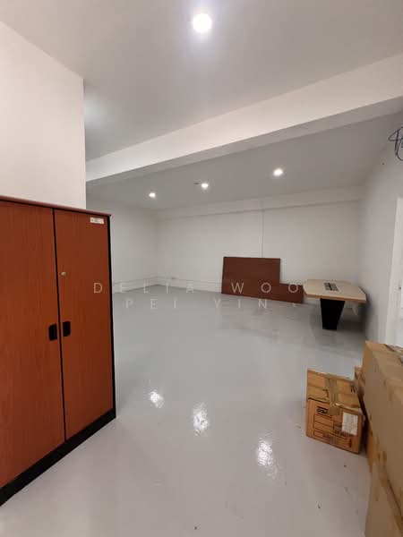 Storage Spaces On Ground Level Near Tai Seng MRT Station For Lease!, Irving Road, 500 sqft, Warehouse For Rent, by Delia Woo Pei Yin, 500135697 - Interior - CommercialGuru.com.sg
