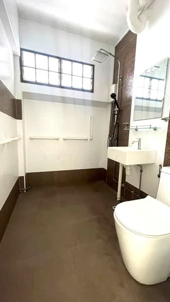 411 Choa Chu Kang Avenue 3, 411 Choa Chu Kang Avenue 3, 3 Bedrooms, 1,205 sqft, HDB Flat For Sale, by Patrick Chee, 500135720 - Bathroom - PropertyGuru.com.sg