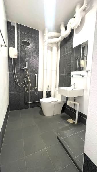 411 Choa Chu Kang Avenue 3, 411 Choa Chu Kang Avenue 3, 3 Bedrooms, 1,205 sqft, HDB Flat For Sale, by Patrick Chee, 500135720 - Bathroom - PropertyGuru.com.sg