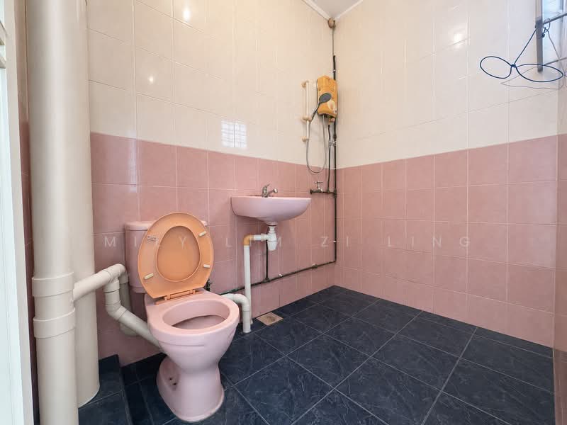 630 Yishun Street 61, 630 Yishun Street 61, 2 Bedrooms, 785 sqft, HDB Flat For Sale, by Emily Lim Zi Ling, 500135721 - Bathroom - PropertyGuru.com.sg