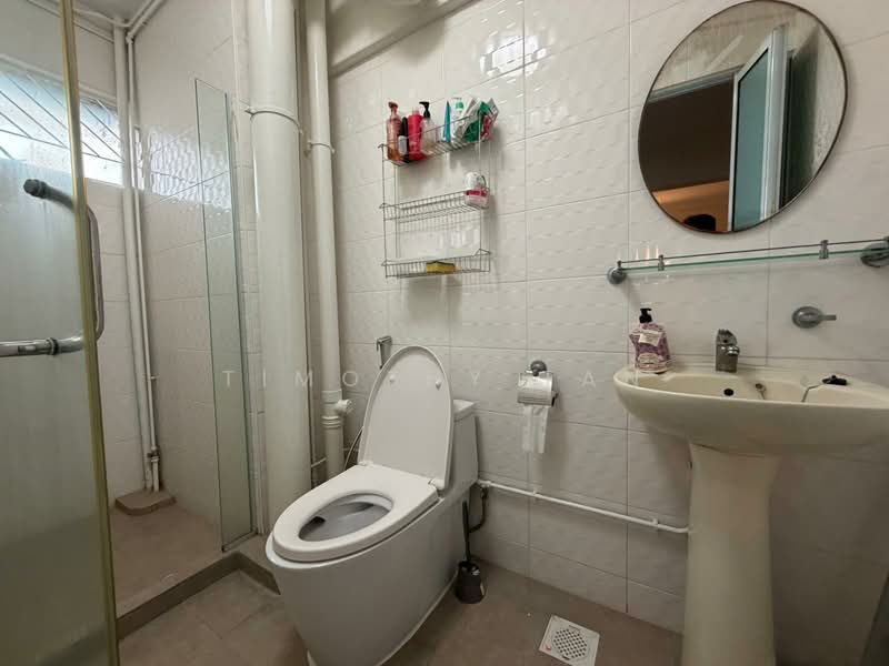 105 Jalan Rajah, 105 Jalan Rajah, 4 Bedrooms, 1,600 sqft, HDB Flat For Rent, by Timothy Tan, 500135728 - Bathroom - PropertyGuru.com.sg
