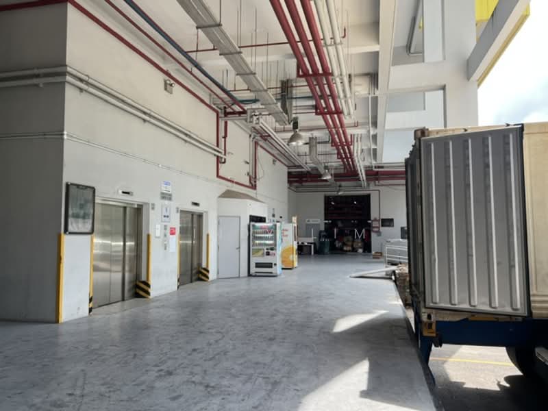 Henderson Building, 221 Henderson Road, 1,238 sqft, Light Industrial (B1) For Rent, by Cindy Lim, 500135751 - under used loading / unloading bay - CommercialGuru.com.sg