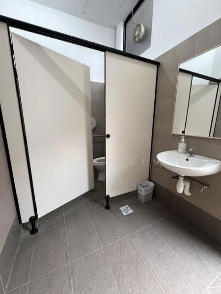 Henderson Building, 221 Henderson Road, Alexandra / Commonwealth, 1,238 sqft, Light Industrial (B1) For Rent, by Cindy Lim, 500135751 - Bathroom - CommercialGuru.com.sg