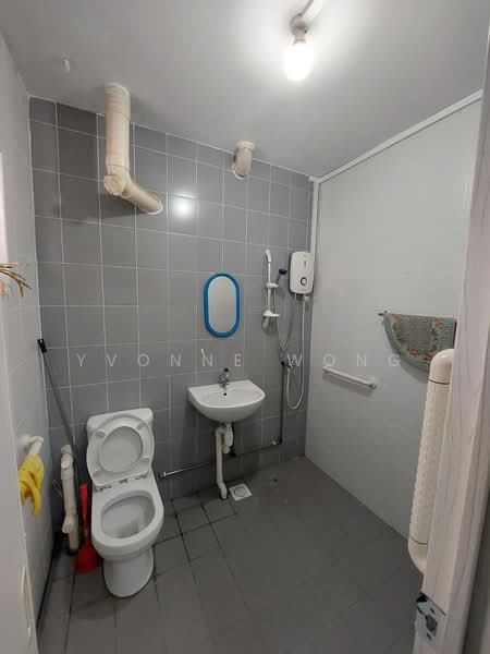 414 Bukit Batok West Avenue 4, 414 Bukit Batok West Avenue 4, 2 Bedrooms, 785 sqft, HDB Flat For Sale, by Yvonne Wong, 500135754 - Bathroom - PropertyGuru.com.sg