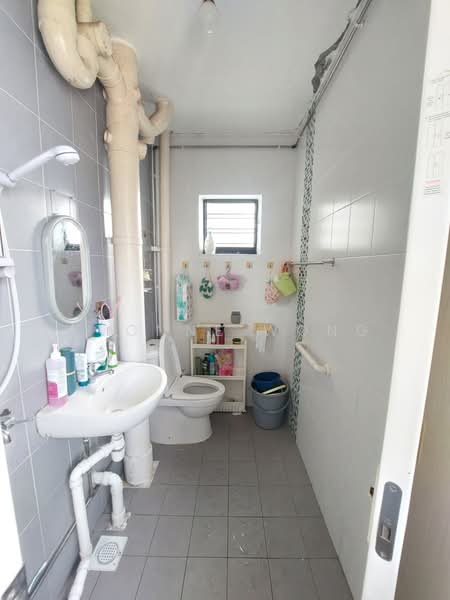 414 Bukit Batok West Avenue 4, 414 Bukit Batok West Avenue 4, 2 Bedrooms, 785 sqft, HDB Flat For Sale, by Yvonne Wong, 500135754 - Bathroom - PropertyGuru.com.sg