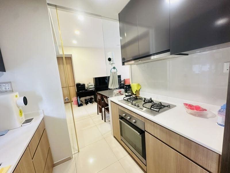 Near MRT/LRT, one of the D19's cheapest 3 bed 3 bath + helper's room. 1km to 6 pri schs, , 4 Bedrooms, 1,044 sqft, Condominium For Sale, by Kimberly Lai, 500135787 - Kitchen - PropertyGuru.com.sg