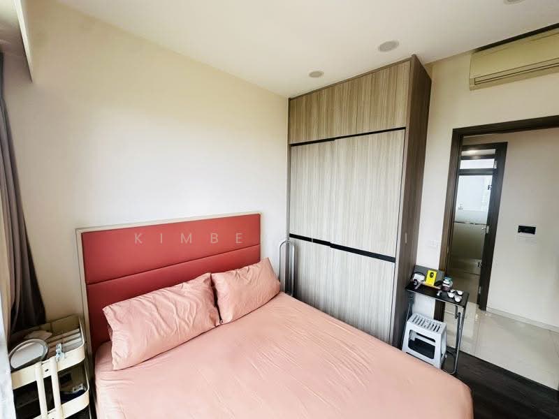 Near MRT/LRT, one of the D19's cheapest 3 bed 3 bath + helper's room. 1km to 6 pri schs, , 4 Bedrooms, 1,044 sqft, Condominium For Sale, by Kimberly Lai, 500135787 - Bedroom - PropertyGuru.com.sg