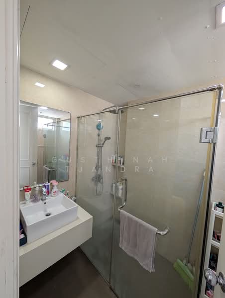 Oleander Towers, 913 Lorong 1 Toa Payoh, 2 Bedrooms, 861 sqft, Apartment For Rent, by Gusthinah Tjandra, 500135817 - Master bathroom - PropertyGuru.com.sg