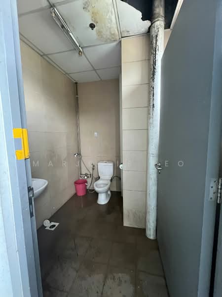 20ft truck Ramp-up B2-clean Warehouse 9300sf fitted with air-con & rooms @ Tampines Avail July, , 9,320 sqft, Warehouse For Rent, by Marjorie Teo, 500135841 - Bathroom - CommercialGuru.com.sg