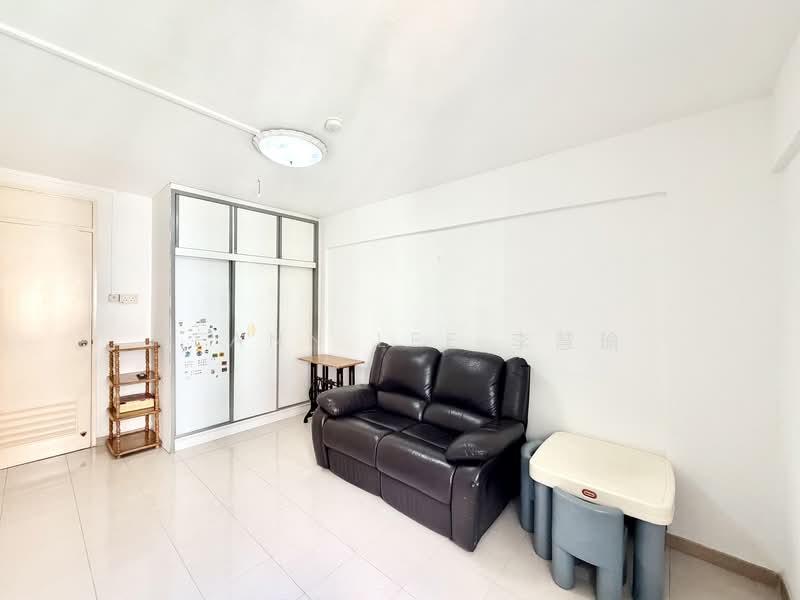 675 Hougang Avenue 8, 675 Hougang Avenue 8, 3 Bedrooms, 1,119 sqft, HDB Flat For Sale, by Veann Lee 李慧瑜, 500135868 - Living Room - PropertyGuru.com.sg