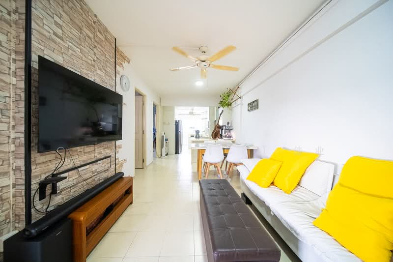 203 Yishun Street 21, 203 Yishun Street 21, 2 Bedrooms, 721 sqft, HDB Flat For Sale, by Chia Yei (CY) 佳业, 500135914 - Living Room - PropertyGuru.com.sg
