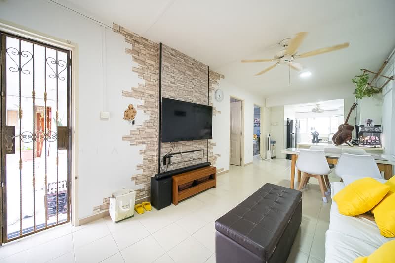 203 Yishun Street 21, 203 Yishun Street 21, 2 Bedrooms, 721 sqft, HDB Flat For Sale, by Chia Yei (CY) 佳业, 500135914 - Living Room - PropertyGuru.com.sg