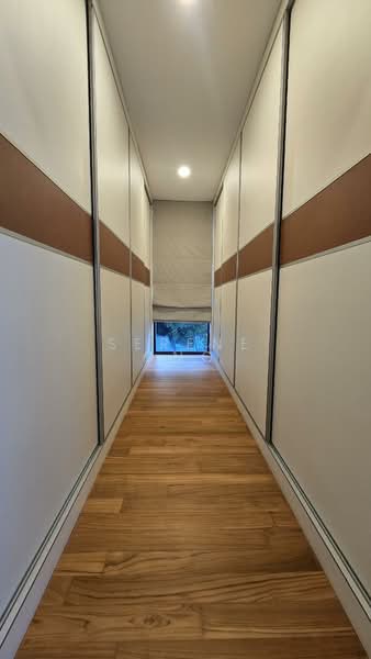 Serangoon Garden Estate, Cooling Close, 5 Bedrooms, 4,000 sqft, Corner Terrace For Rent, by Serene Ong, 500135984 - Master Bedroom Walk-in Wardrobe - PropertyGuru.com.sg