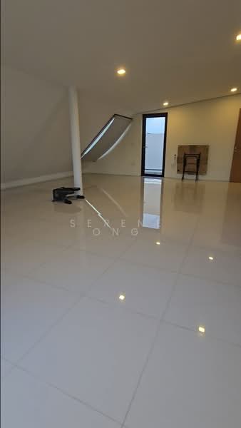 Serangoon Garden Estate, Cooling Close, 5 Bedrooms, 4,000 sqft, Corner Terrace For Rent, by Serene Ong, 500135984 - 5th Bedroom - Attic w Balcony - PropertyGuru.com.sg