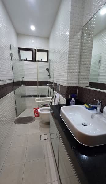Serangoon Garden Estate, Cooling Close, 5 Bedrooms, 4,000 sqft, Corner Terrace For Rent, by Serene Ong, 500135984 - Granny's Bathroom/Helper's Bathroom - PropertyGuru.com.sg