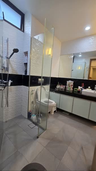 Serangoon Garden Estate, Cooling Close, 5 Bedrooms, 4,000 sqft, Corner Terrace For Rent, by Serene Ong, 500135984 - Master Bathroom - PropertyGuru.com.sg