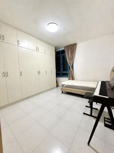182 Edgefield Plains, 182 Edgefield Plains, 3 Bedrooms, 1,378 sqft, HDB Flat For Sale, by Grace Ng, 500135986 - Spacious Common Bedroom - PropertyGuru.com.sg
