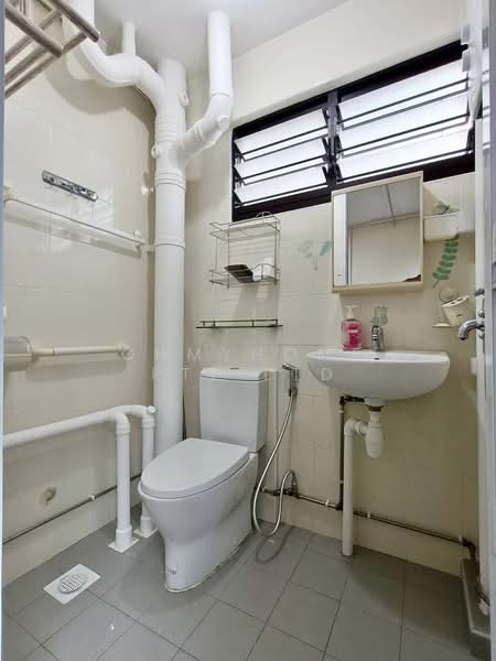 246 Hougang Street 22, 246 Hougang Street 22, 3 Bedrooms, 1,001 sqft, HDB Flat For Sale, by OHMYHOME PTE LTD, 500136022 - Bathroom - PropertyGuru.com.sg