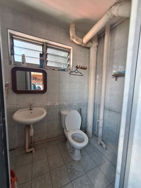 338 Ubi Avenue 1, 338 Ubi Avenue 1, 3 Bedrooms, 1,130 sqft, HDB Flat For Sale, by Jana ., 500136025 - Bathroom - PropertyGuru.com.sg