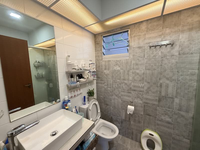 442A Bukit Batok West Avenue 8, 442A Bukit Batok West Avenue 8, 3 Bedrooms, 1,206 sqft, HDB Flat For Sale, by Bryan Chiew, 500136035 - Bathroom - PropertyGuru.com.sg