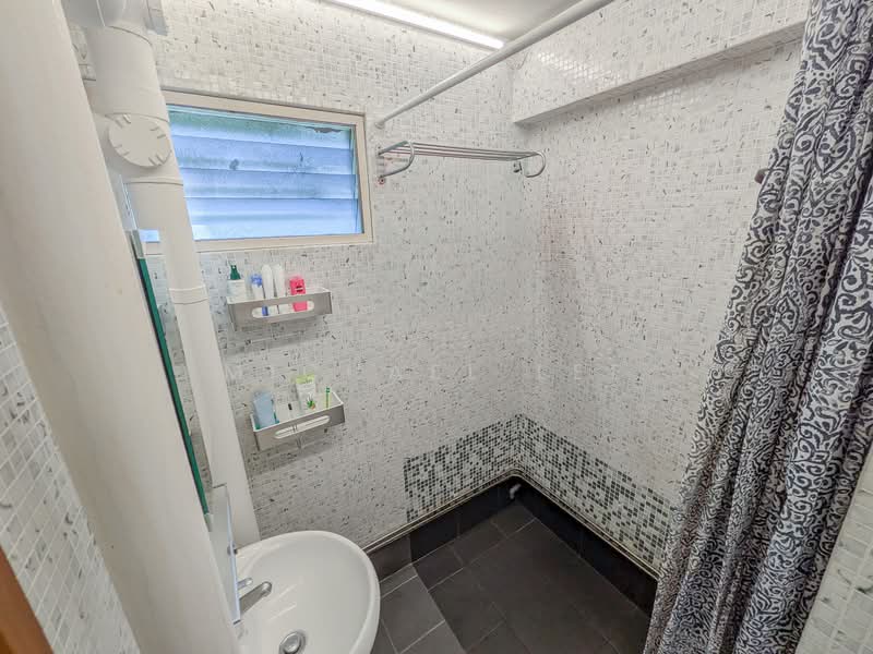 42 Telok Blangah Rise, 42 Telok Blangah Rise, 2 Bedrooms, 753 sqft, HDB Flat For Sale, by Michael Lee, 500136104 - Bathroom - PropertyGuru.com.sg